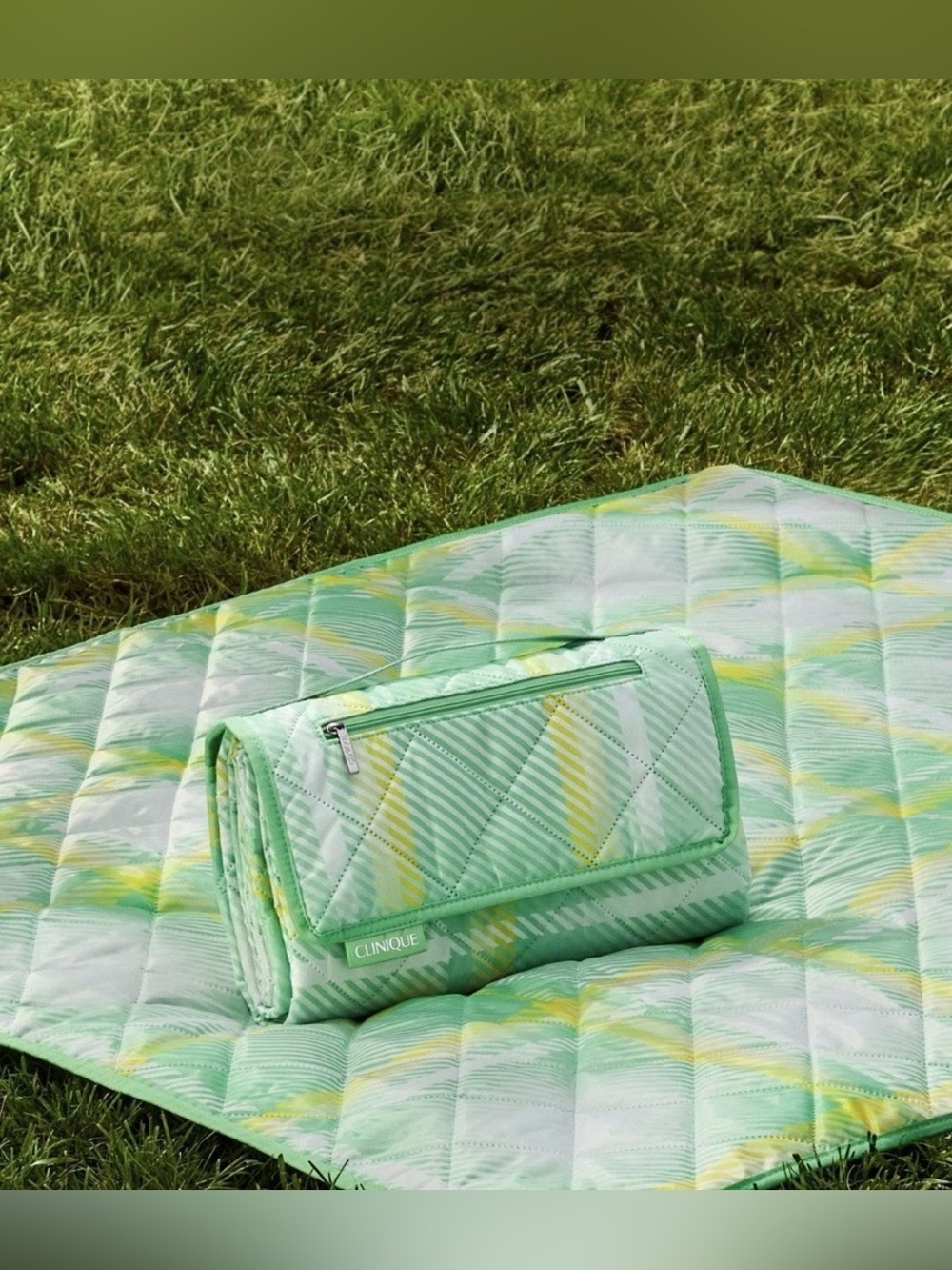 NEW CLINIQUE PICNIC BLANKET MINT GREEN NEW WITH TAGS Camping Outdoor Travel 2026